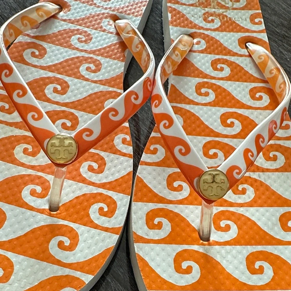 🥂FINAL SALE🥂 EUC Tory Burch Orange Wave Print Flip Flop Sandals Size 9-10 - Picture 3 of 6